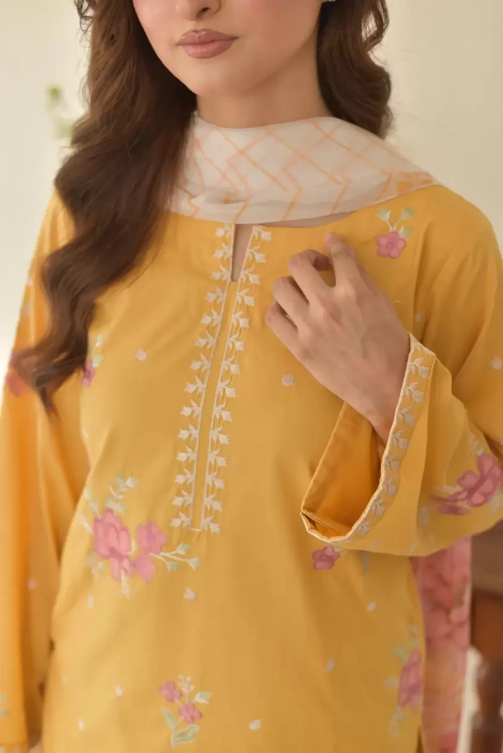 Hoorain Embroidered 3-Piece MARINA DHANAK Suit - thumbnail 5