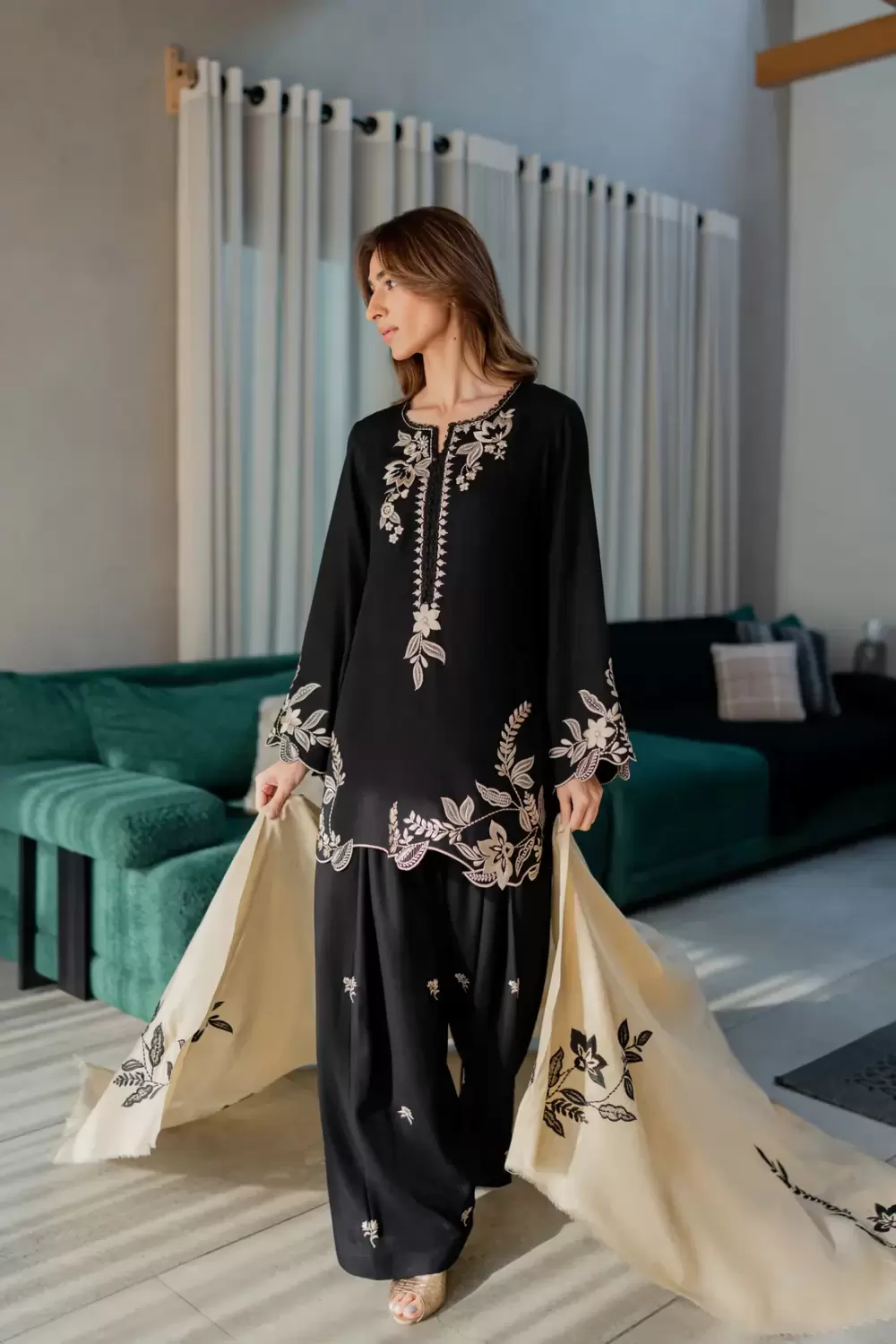 Shifa 3-Piece Embroidered Suit - thumbnail 4