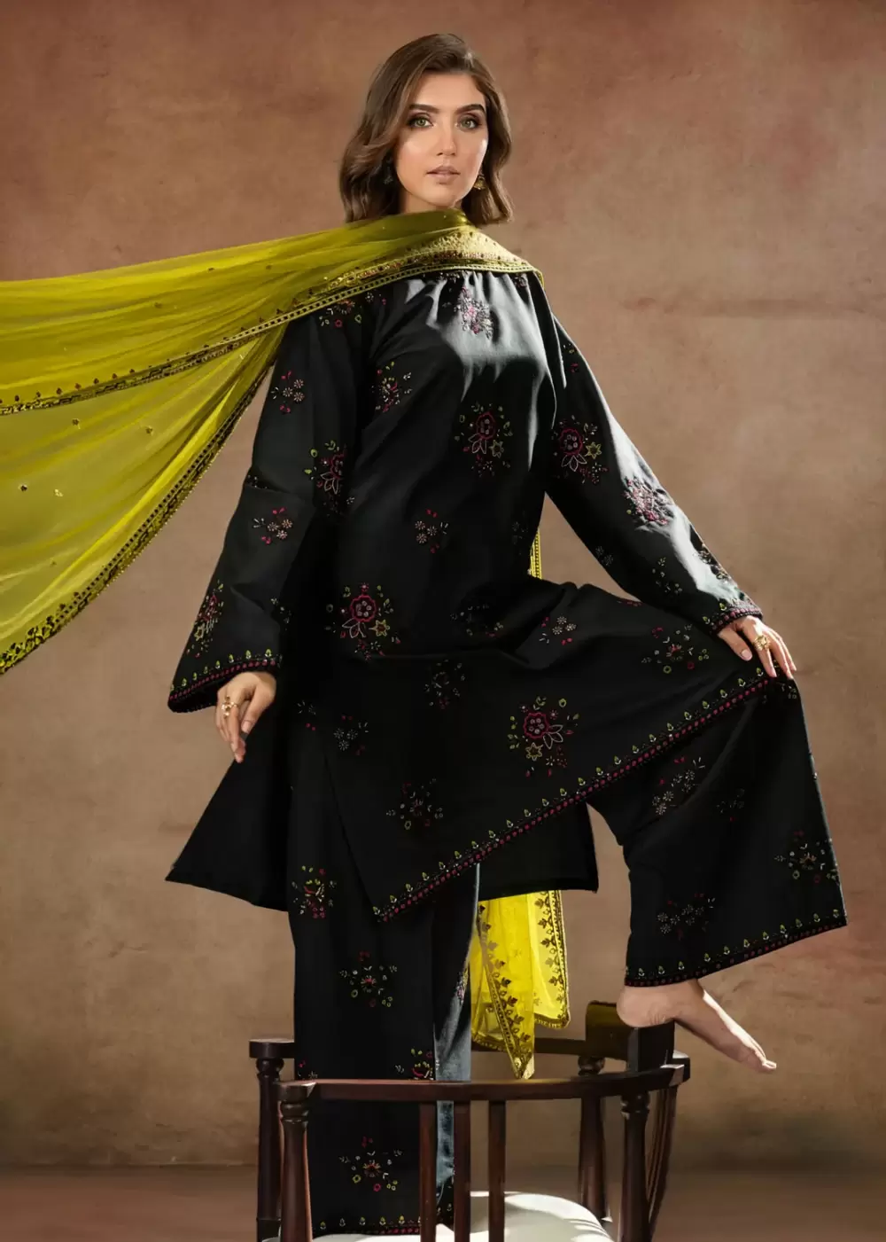 Laira Embroidered 3-Piece Black LAWN Suit - thumbnail 2