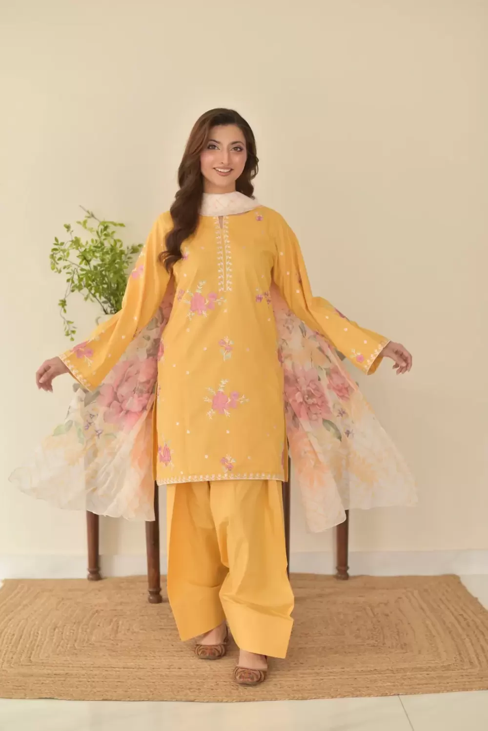 Hoorain Embroidered 3-Piece MARINA DHANAK Suit - thumbnail 3