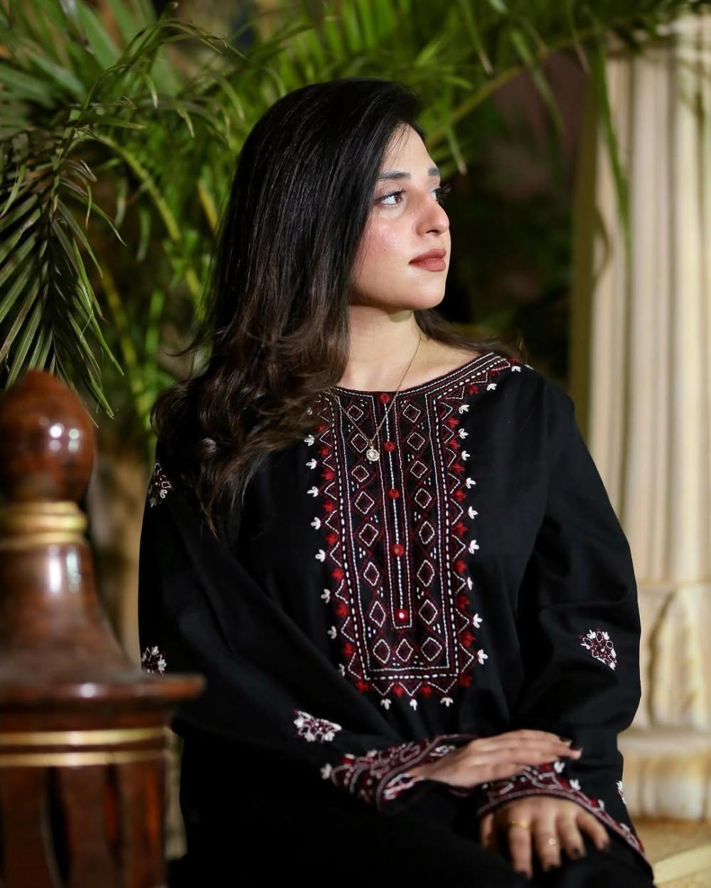 Black Luxe Embroidered 2-Piece Lawn Suit - thumbnail 3