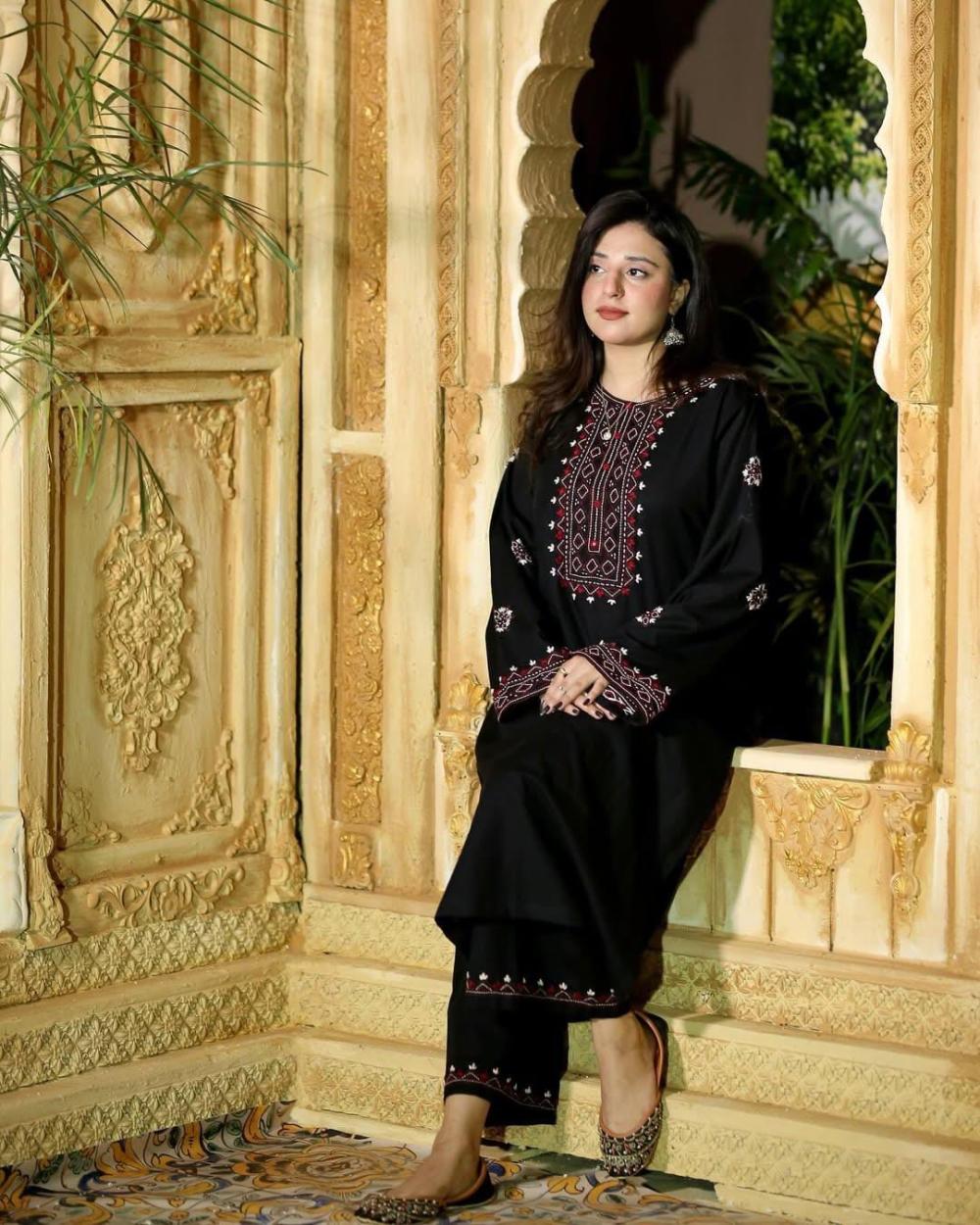 Black Luxe Embroidered 2-Piece Lawn Suit - thumbnail 4