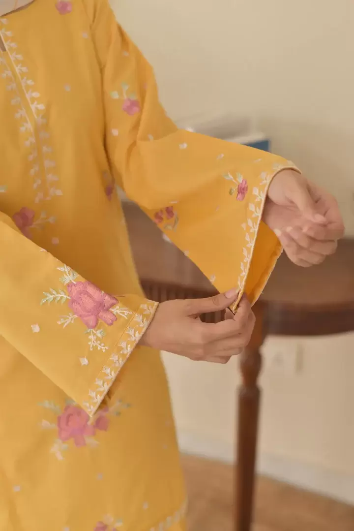 Hoorain Embroidered 3-Piece MARINA DHANAK Suit - thumbnail 4